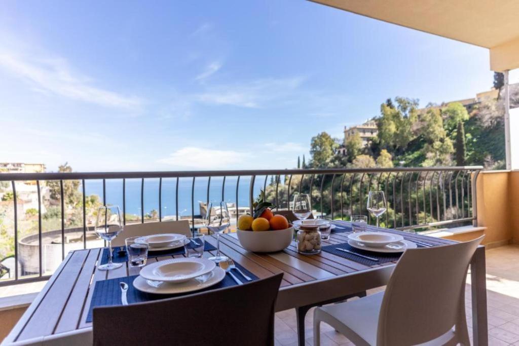 Calipso Big APT with Sea View, Parking & Pool, Taormina