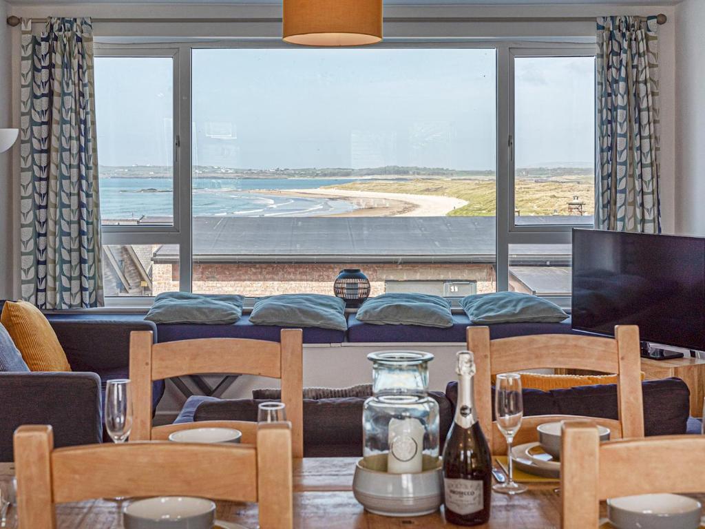 Pass the Keys Sea View Apartment in centre of Rhosneigr, Rhosneigr