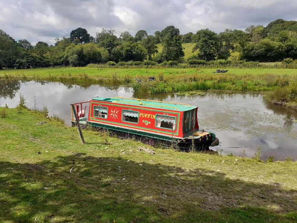 Pretty & cosy boat in stunning valley view Wales