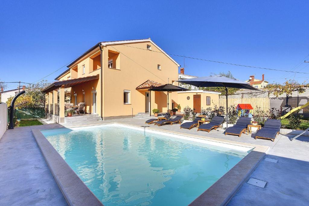 Villa mit privatem Pool, Spielplatz, WLAN, Klima, BBQ, Pula