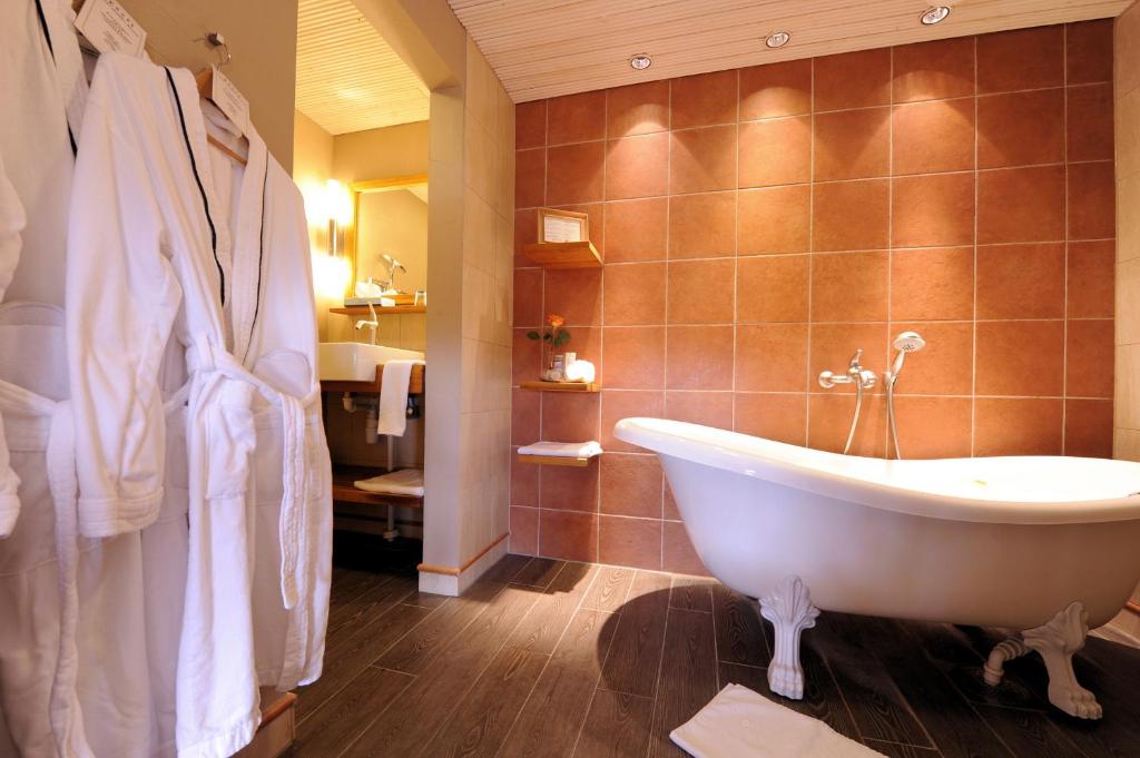 Bathroom, Hotel Krapi in Tuusula