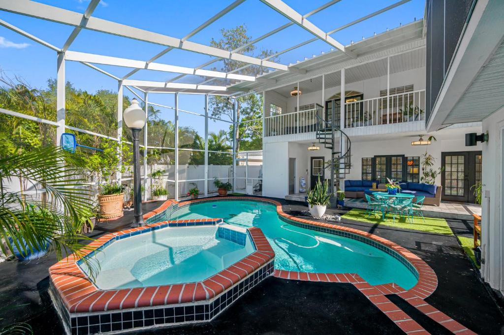 Ideal for Groups! Sleeps 14, Pool, Spa Near Downtown, Tampa