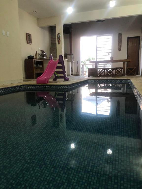 Piscina interna aquecida e uma vista perfeita.
