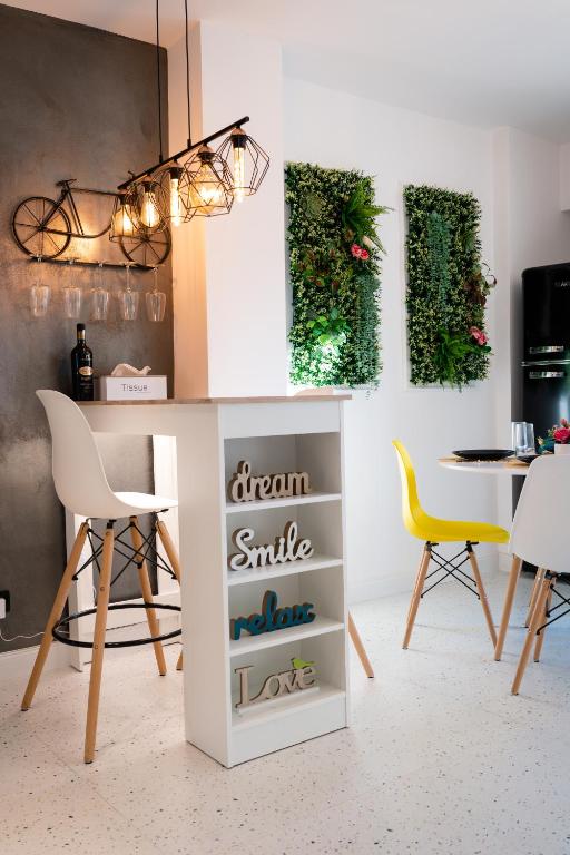 Artsy Riverside Suite - 1BR Amazing central apartment, Bukurešť