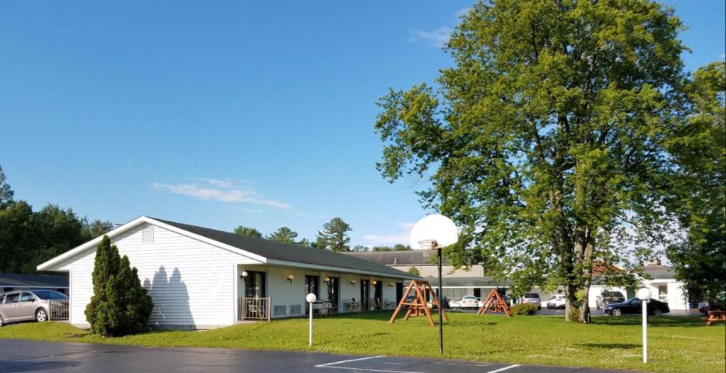 Mackinaw Budget Inn photo