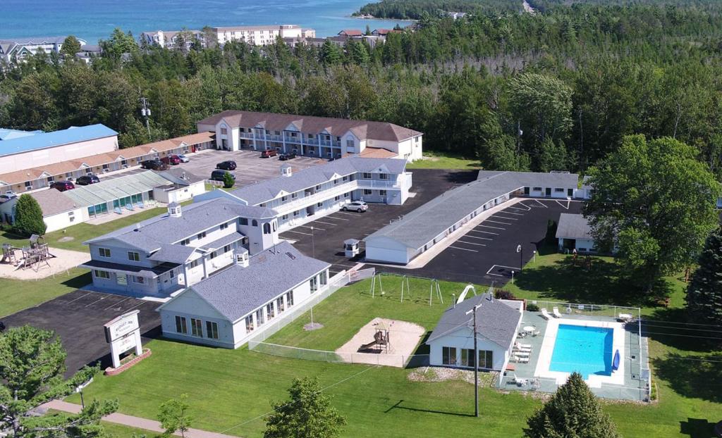 Mackinaw Budget Inn photo