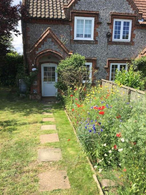 Corner Cottage - base for exploring North Norfolk, Bodham