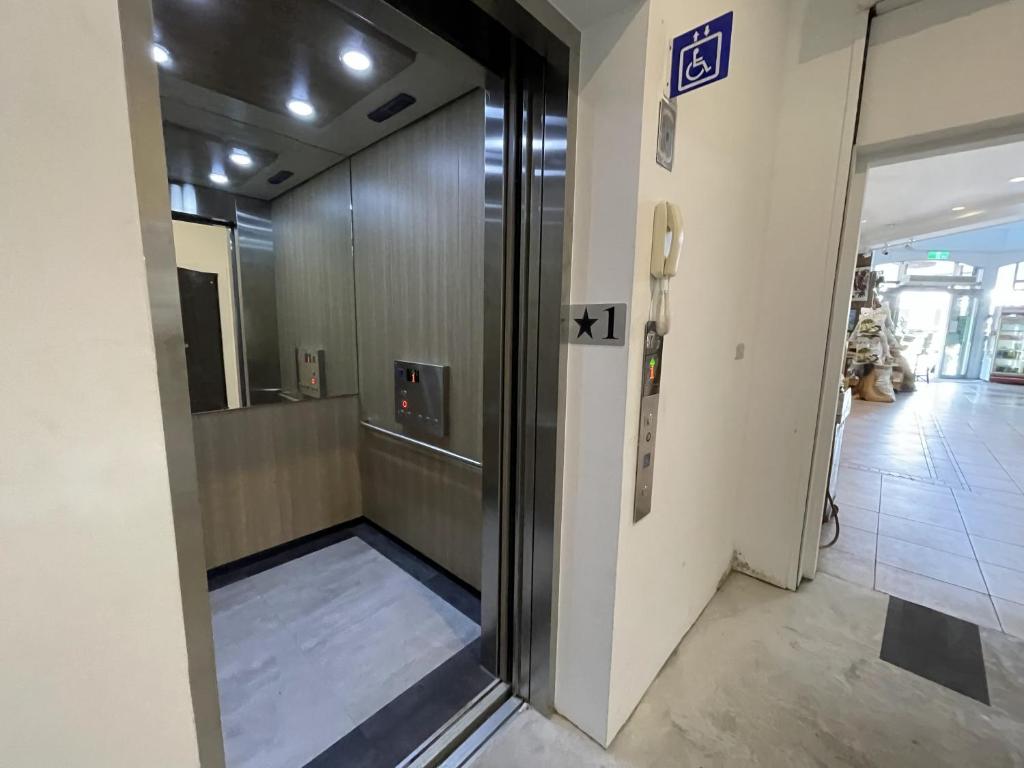 池上大地飯店一樓電梯與輪椅標誌，旁邊連接大廳。