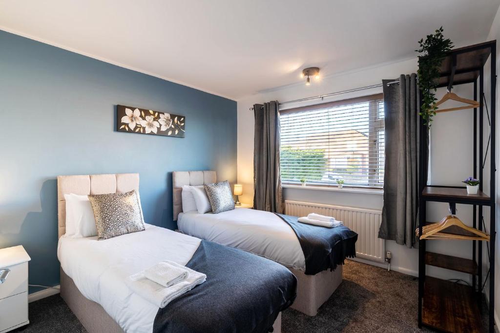 Contractors & Airport & M1 & Spacious House