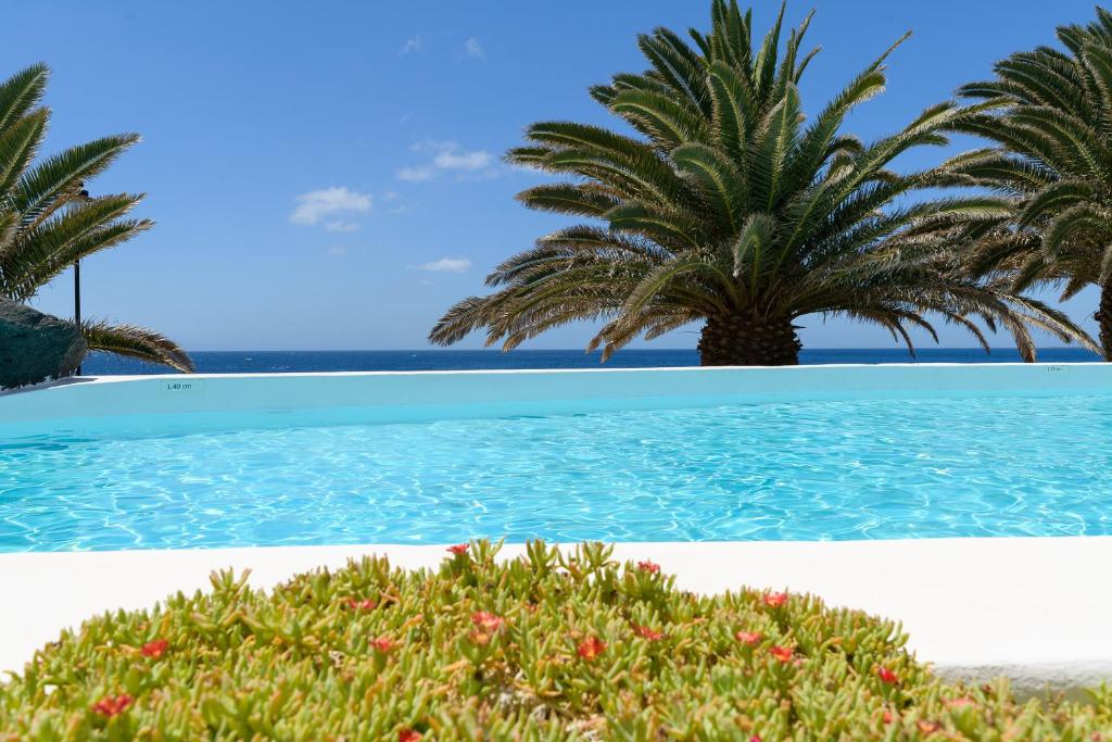 Sol Eterno - luxury Aparmtent with direct oceanview and extra services, Costa Teguise
