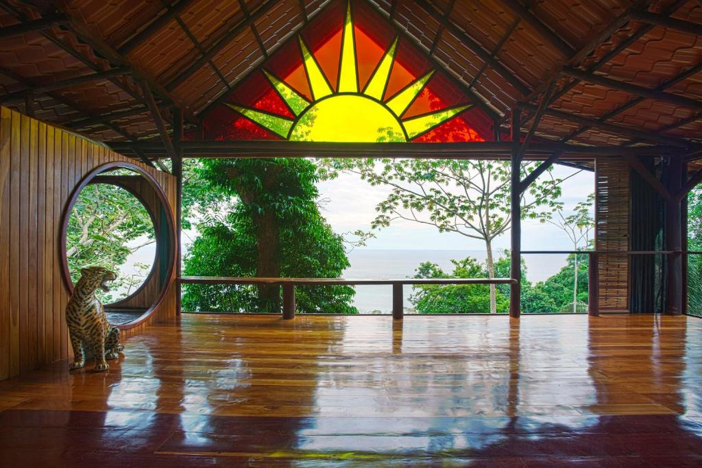 Surfers´bohemian dream overlooking the point break, Cabo Matapalo