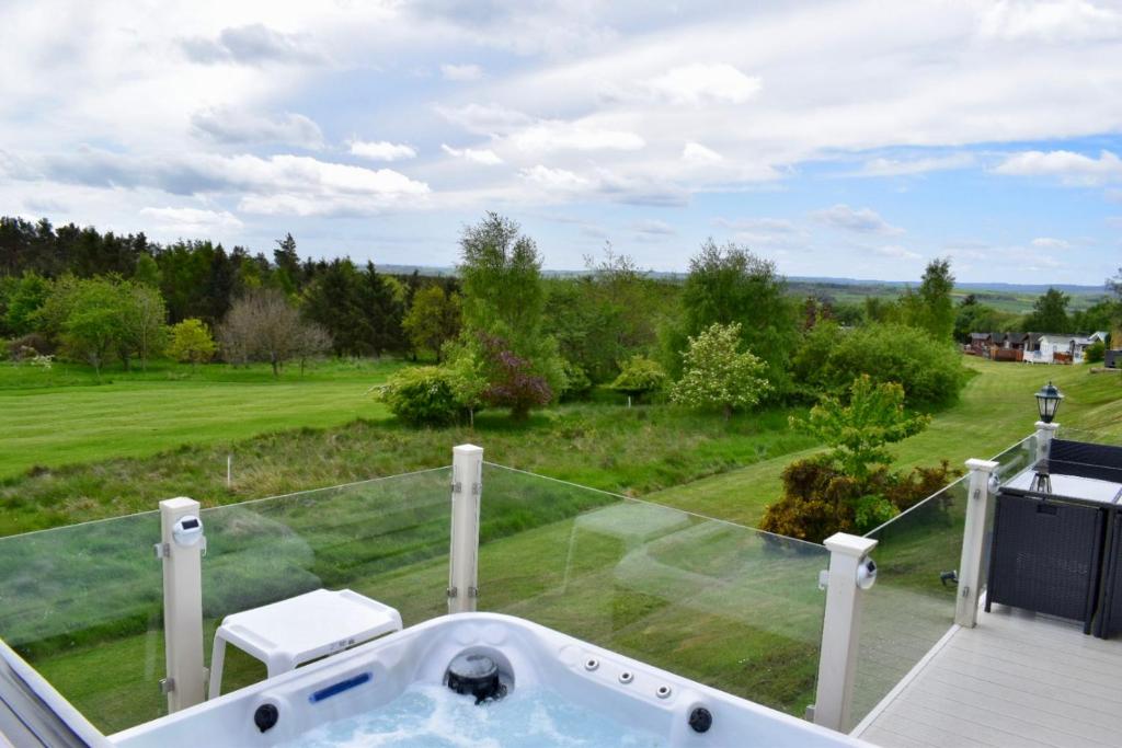 Hot Tub Lodge with Panoramic Views & Free Golf photo 8