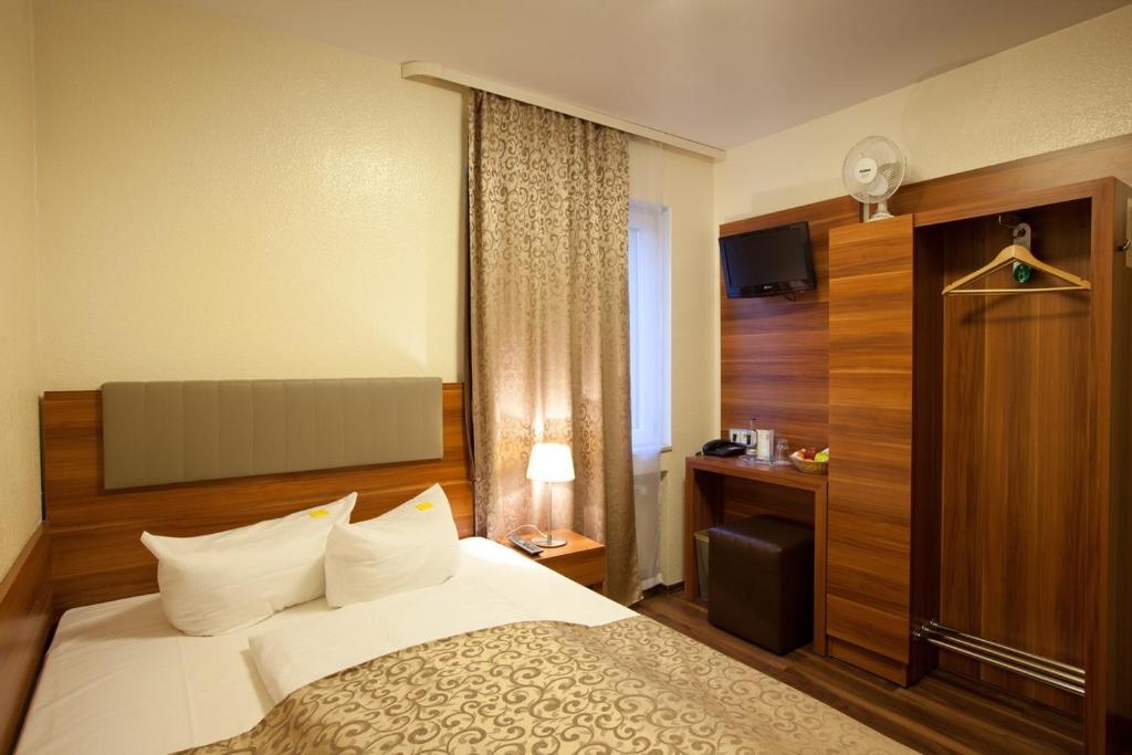 Hotel Frankfurt Messe photo