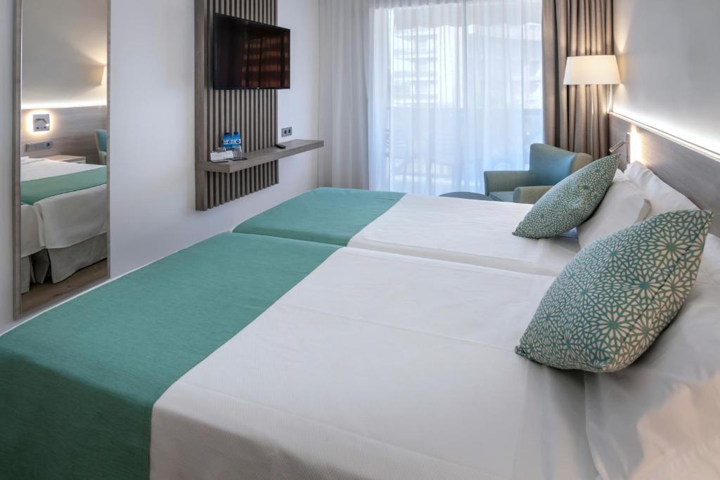 4R Casablanca Playa — Hotel rooms in Salou, Catalonia