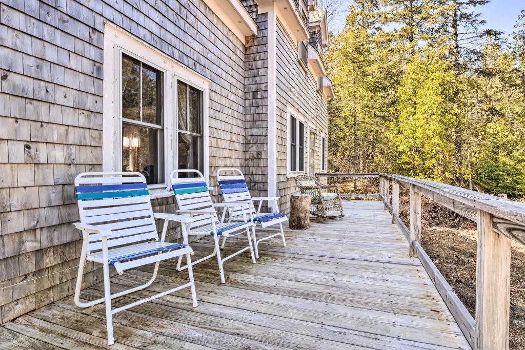 Beautiful Lubec Cottage with Furnished Deck!