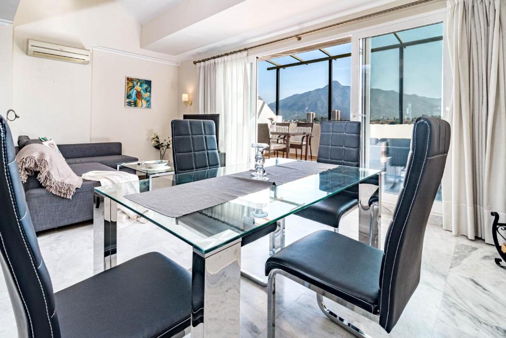Spacious 2 Bedroom Apartment in Puerto Banus with a Private Terrace and Mountain Views - 4