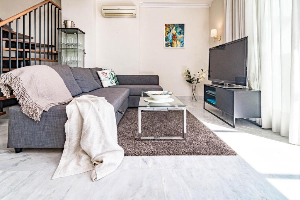 Spacious 2 Bedroom Apartment in Puerto Banus with a Private Terrace and Mountain Views - 5