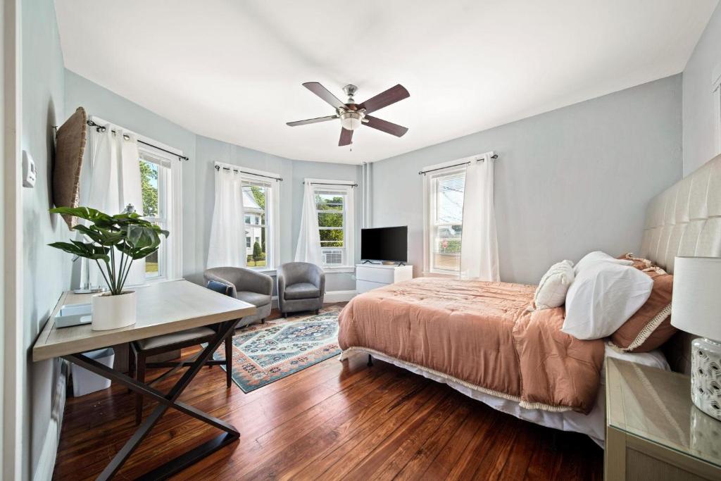 Cozy Up in 5BR Apt Near Charming Oak Square, Boston