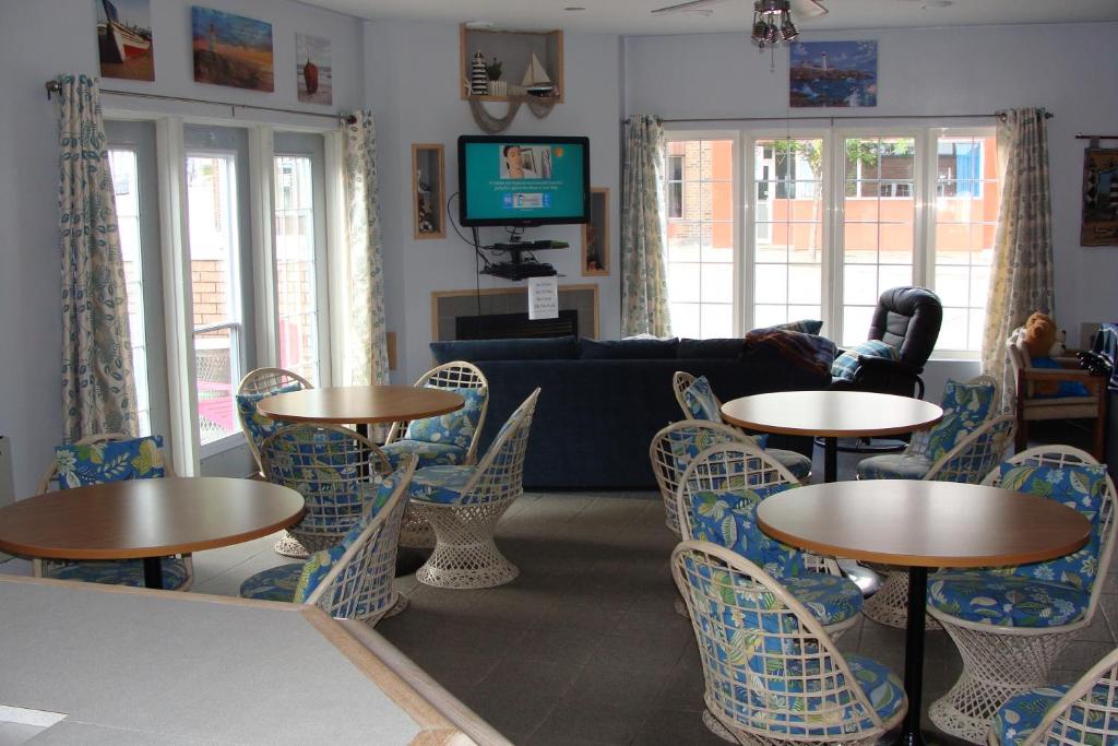 Shared lounge/TV area, Leisure Inn in Temiskaming Shores (ON)