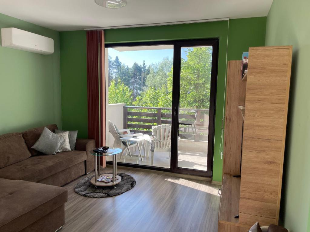 Nikol Deluxe, Velingrad