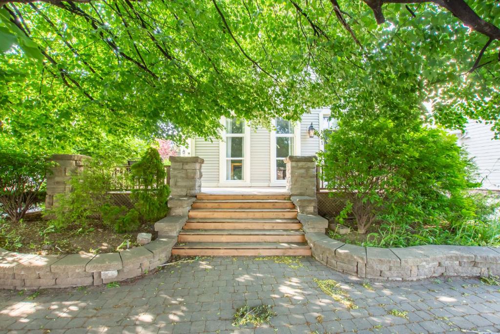 Charming Niagara Region Apt. Newly Renovated! photo