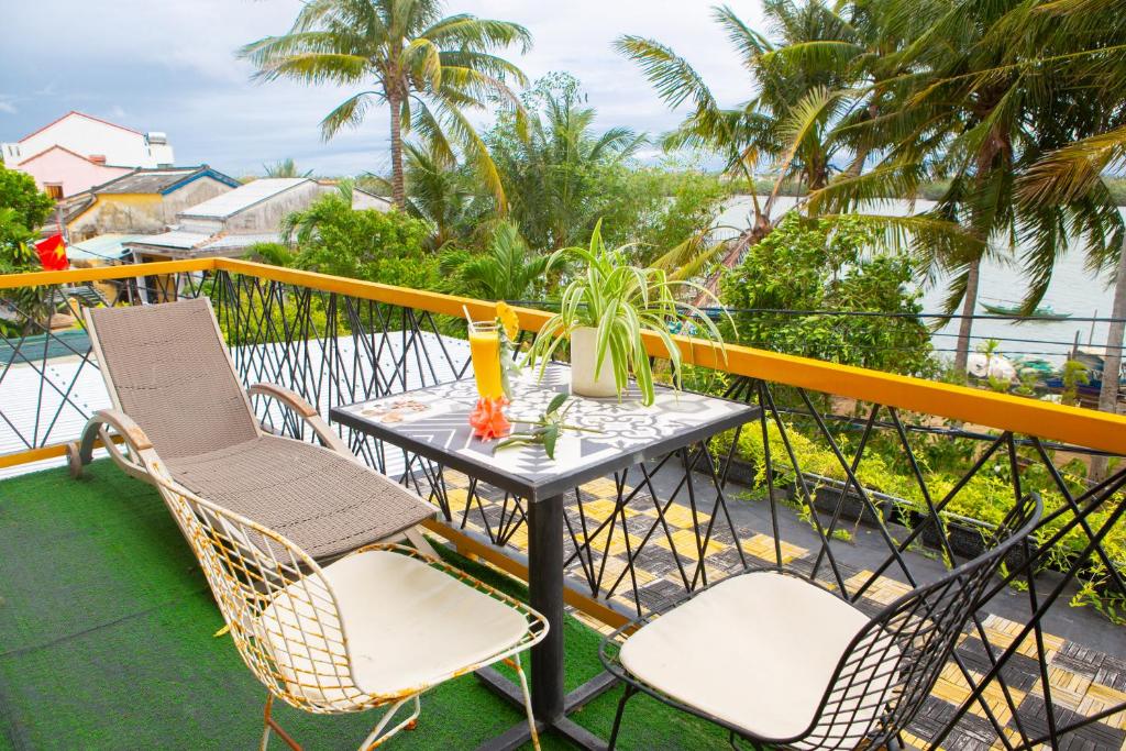 Coral Riverside Homestay & Hostel