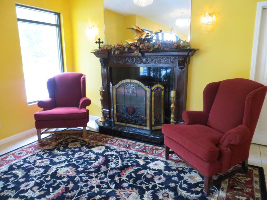Golden Manor Inn & Suites photo