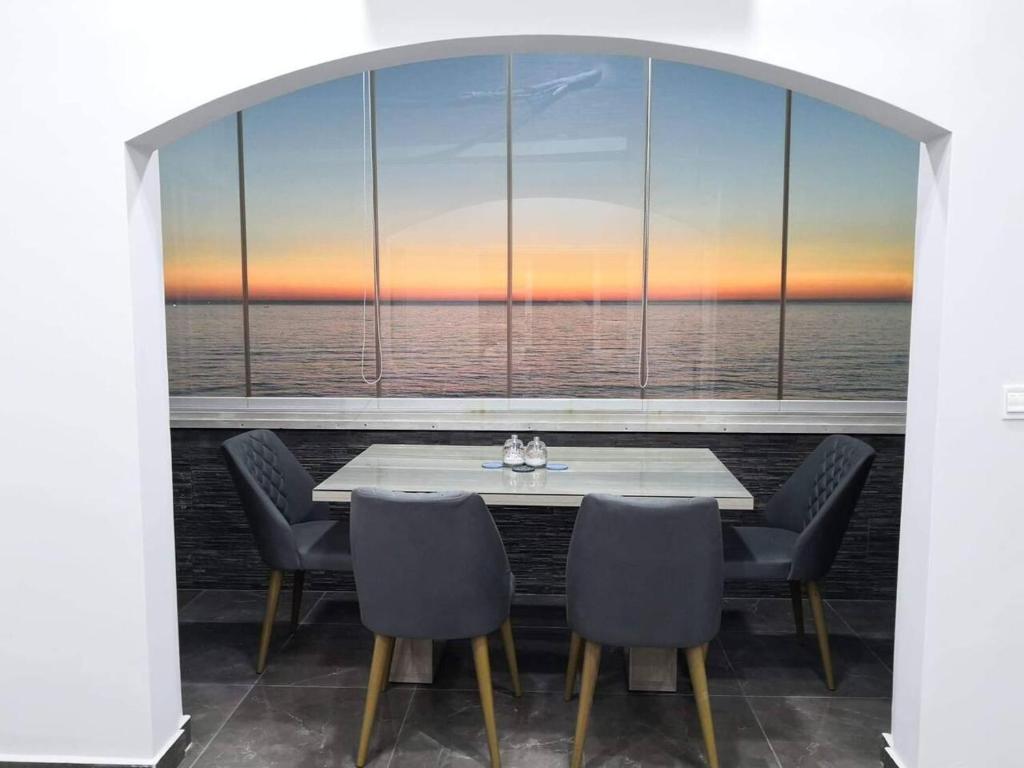 Big Seafront Apartment in Saida Lebanon, Saida