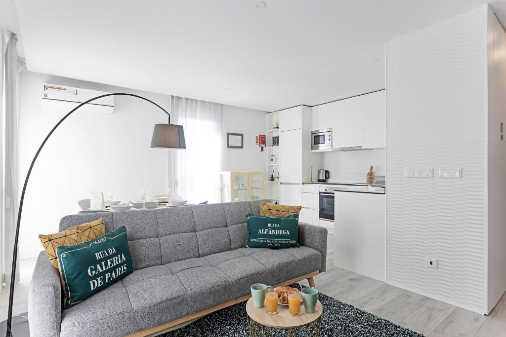 Stylish Flat W/ Gym & Parking by LovelyStay, Porto