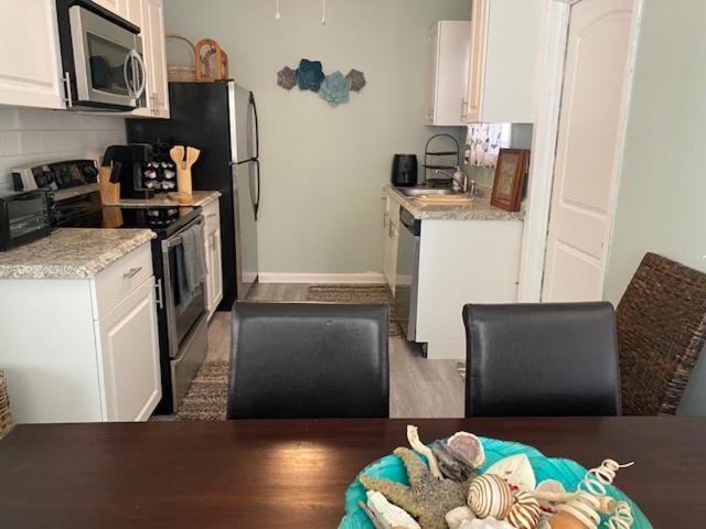 ARTIST BEACH RETREAT 5Min to Beach New Kitchen Fenced Backyard Patio Grill Firepit Driveway Parking photo