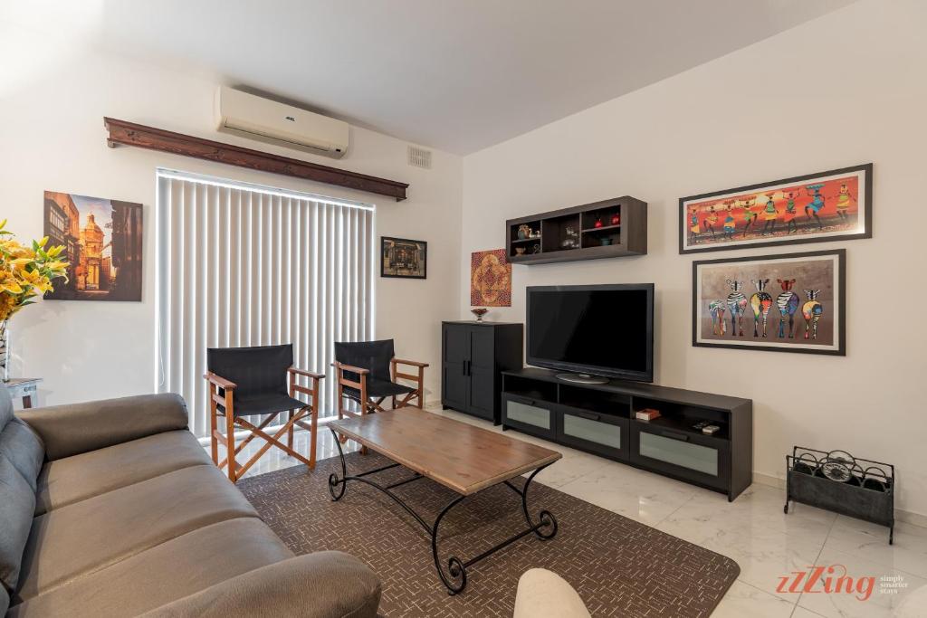 Spacious Central 2 Bedroom Retro Apartment  photo