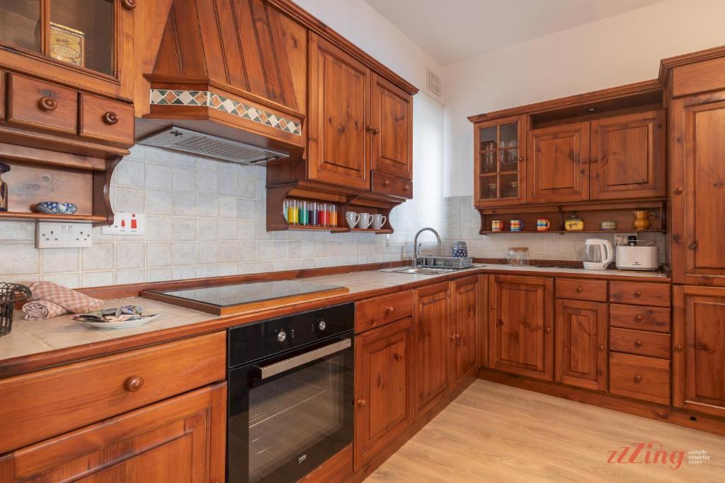 Spacious Central 2 Bedroom Retro Apartment  photo