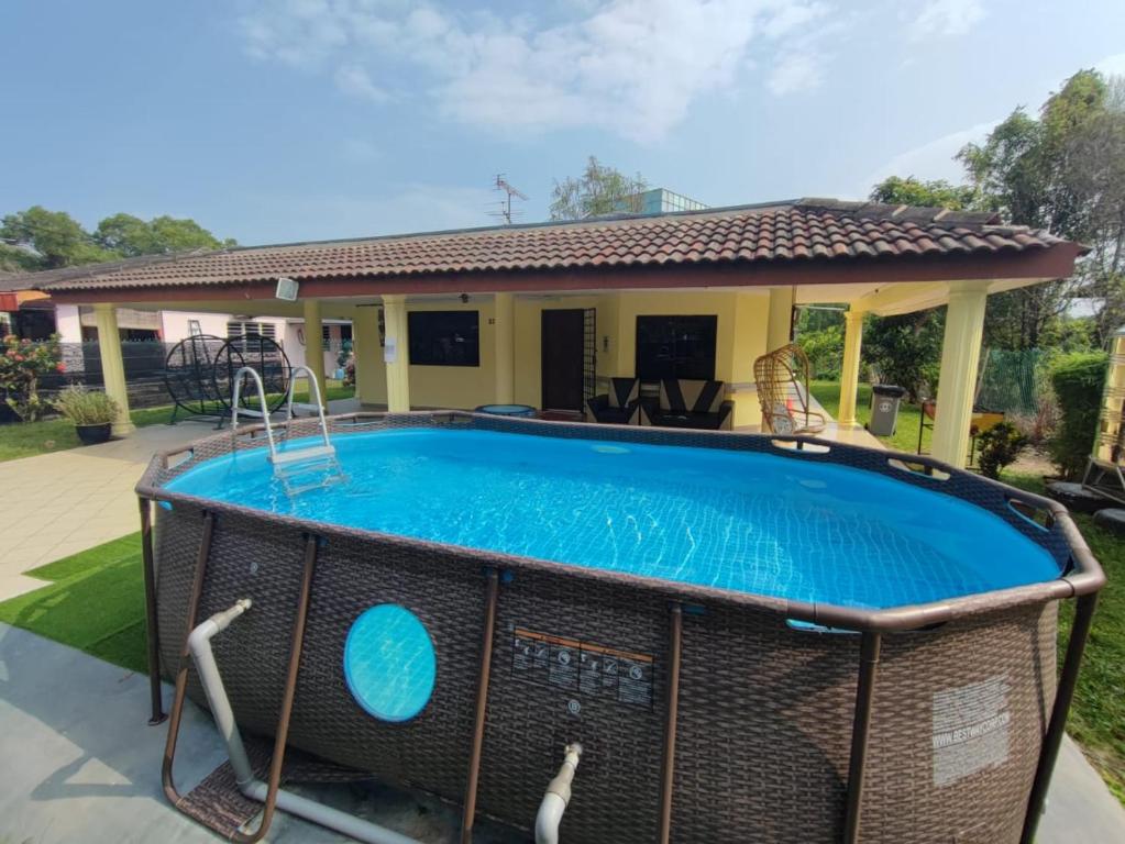 Homestay Pantai Dickson (white house) photo