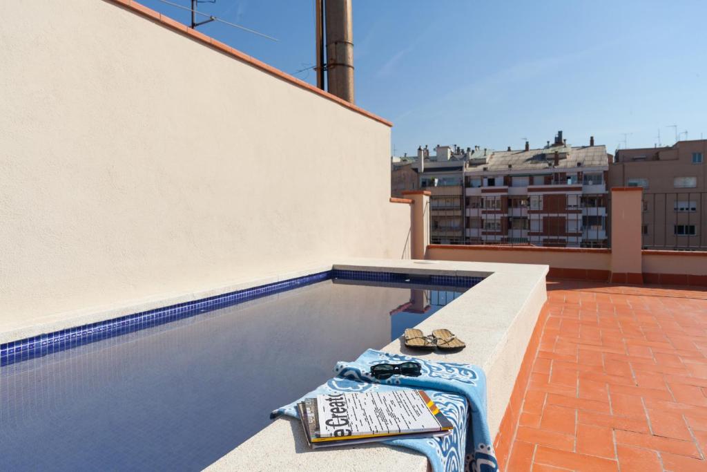 Aparteasy - Deluxe Family Apartments with Pool — Hotel in Barcelona