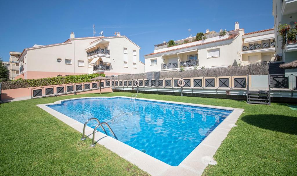 R129 Apartamento con terraza y piscina comunitaria cerca de la playa - 1