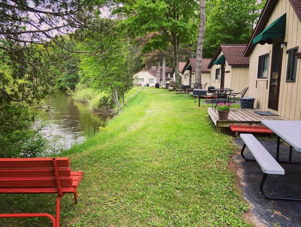Betsie Riverside Resort，位于Benzonia的酒店