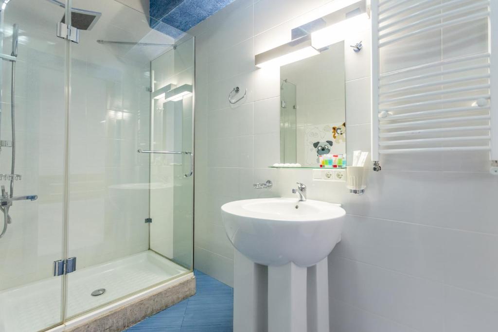 Luxury 4 Bedroom Apartment photo
