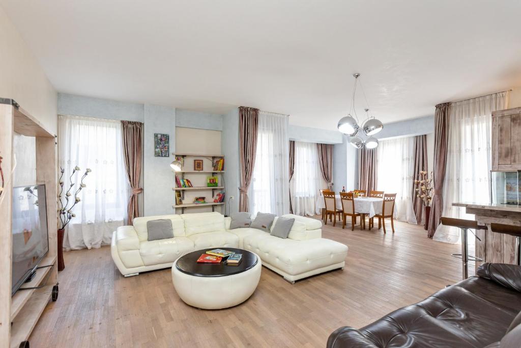 Luxury 4 Bedroom Apartment — Hotel in Tbilisi