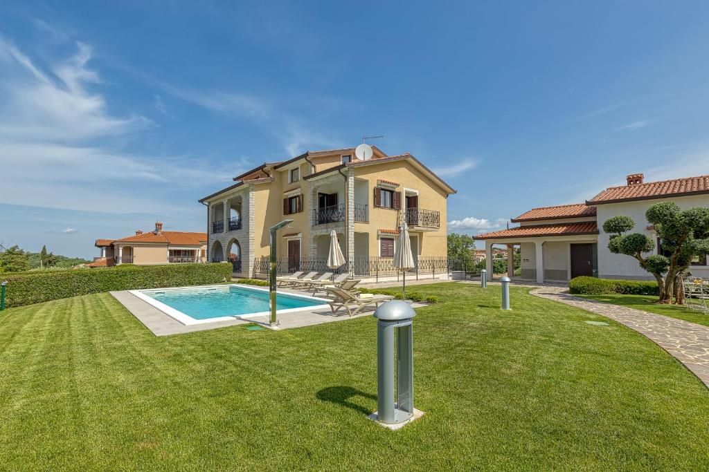 Silvia II with Private Pool, Vižinada