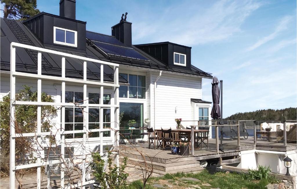 Awesome home in Stocksund with Sauna, WiFi and 3 Bedrooms photo