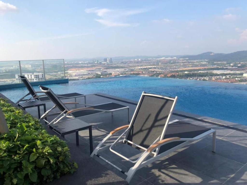 Sky pool 4 star hotel grade stay in i-City photo