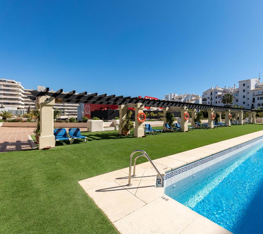 Apartment in Puerto Banus with pool views and parking, Marbella