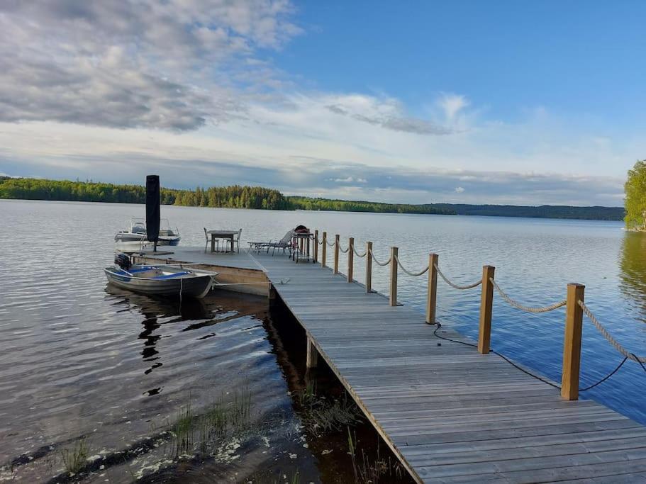 Villa by the lake with access to boat