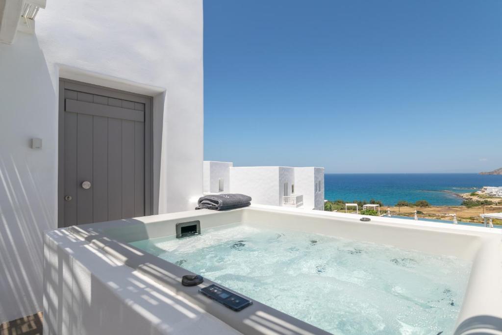 Milos Breeze Boutique Hotel Greece バルコニー/テラス