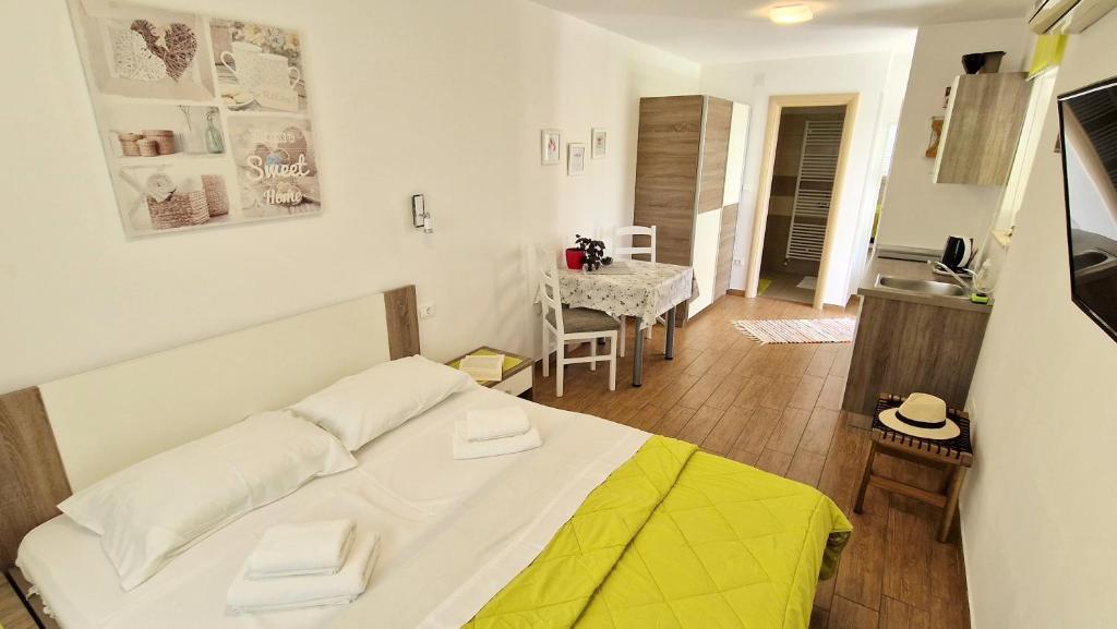 Stúdió - kertre nyíló kilátással