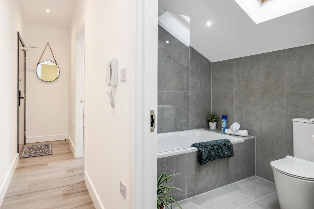 STUNNING, one bedroom apartment in a quiet area GREAT Location - 7 mins drive to Milton Keynes Centr photo