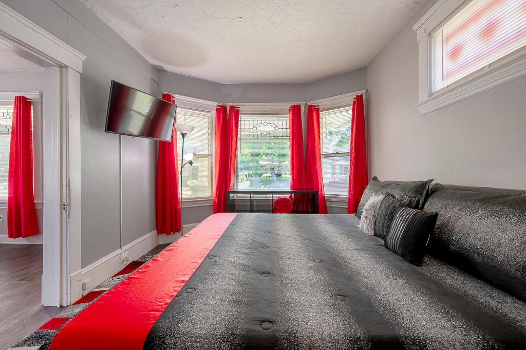 The Rubi Lounge - Private Rooms with Shared Kitchen, Living Room And Bathroom Free Street Parking Near Downtown, Cleveland