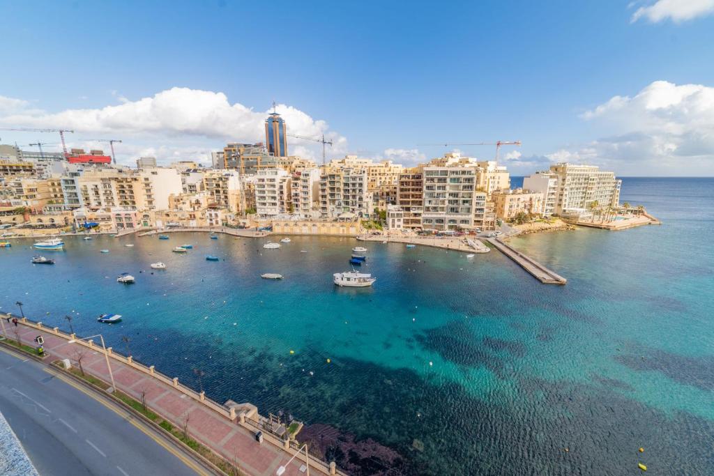 Amazing views of Spinola Bay in Heart of StJulians-hosted by Sweetstay, Saint Julianʼs