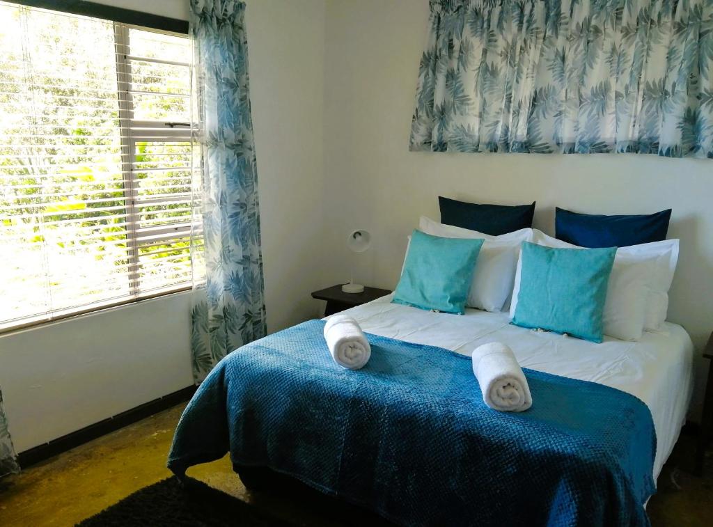 Come Stay No 6 - a well appointed two-bedroom unit with large covered patio — Hotel in East London