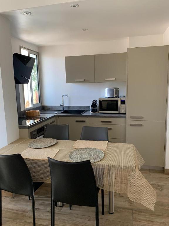 Bel appartement sur le port du Brusc avec sa place de parking privative. - 4